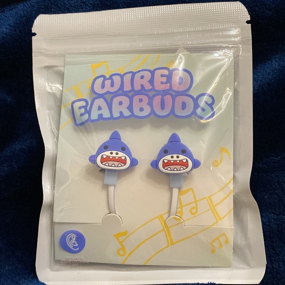 Kids wired earbuds. Colors purple, green, and blue - Picture 3 of 4